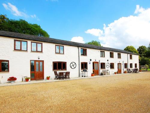 Spacious Cottage In Narborough With Garden