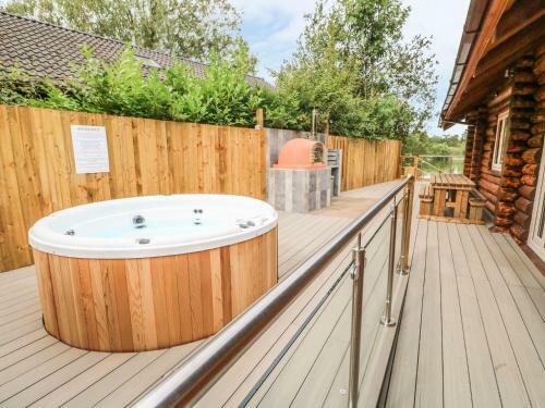 Woodpecker Lodge, Lincoln