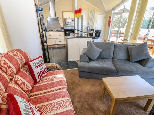 12 Bullrush, Lincoln