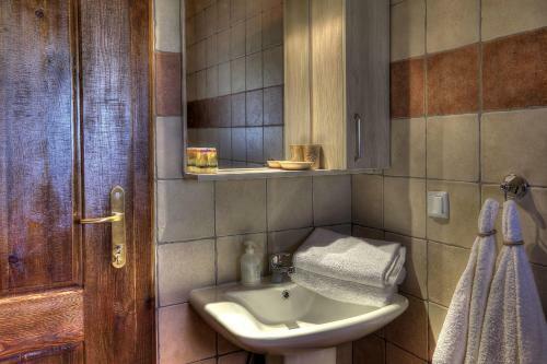 Hostal Toula Rooms