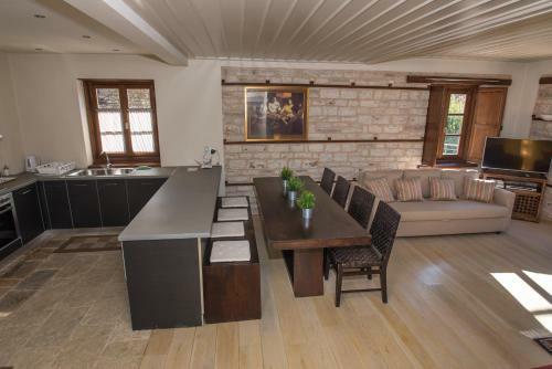 Hostal Epoches Luxury Suites