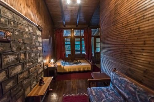 Hostal Elatos Rooms