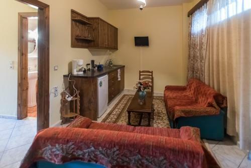Hostal Elatos Rooms