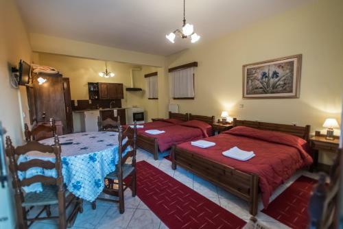 Hostal Elatos Rooms