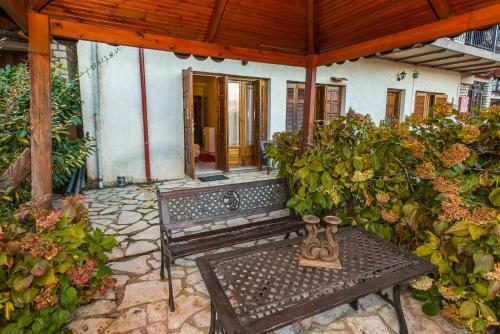 Hostal Elatos Rooms