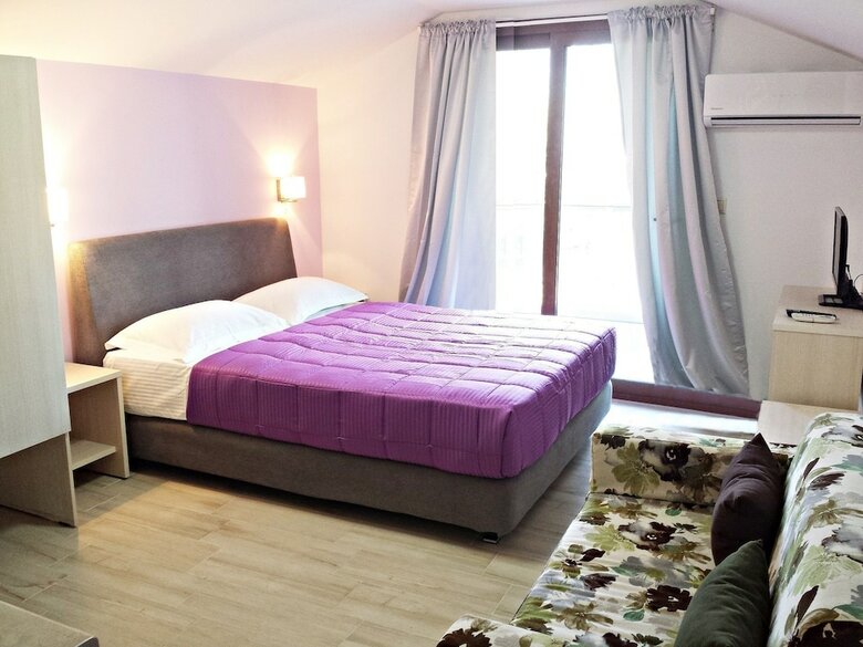 Studios & Apartments Efrosini