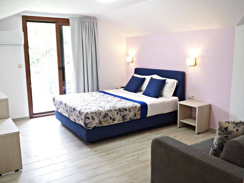 Studios & Apartments Efrosini