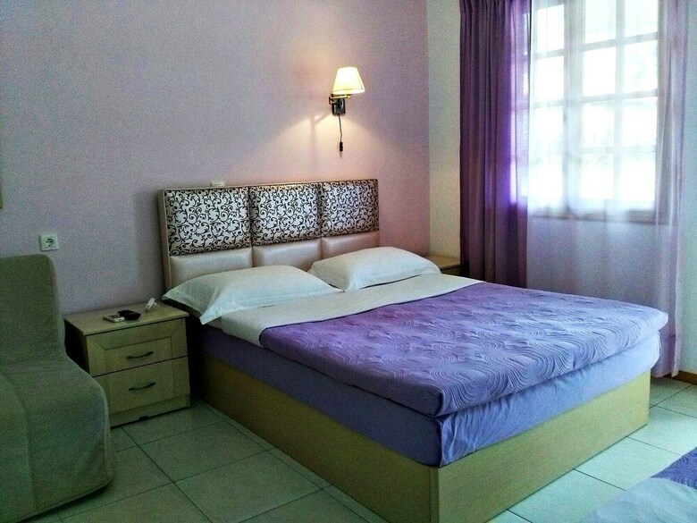 Studios & Apartments Efrosini