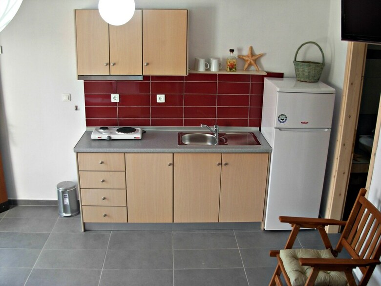 Studios & Apartments Efrosini
