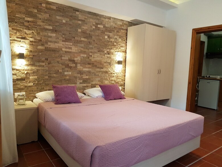 Studios & Apartments Efrosini