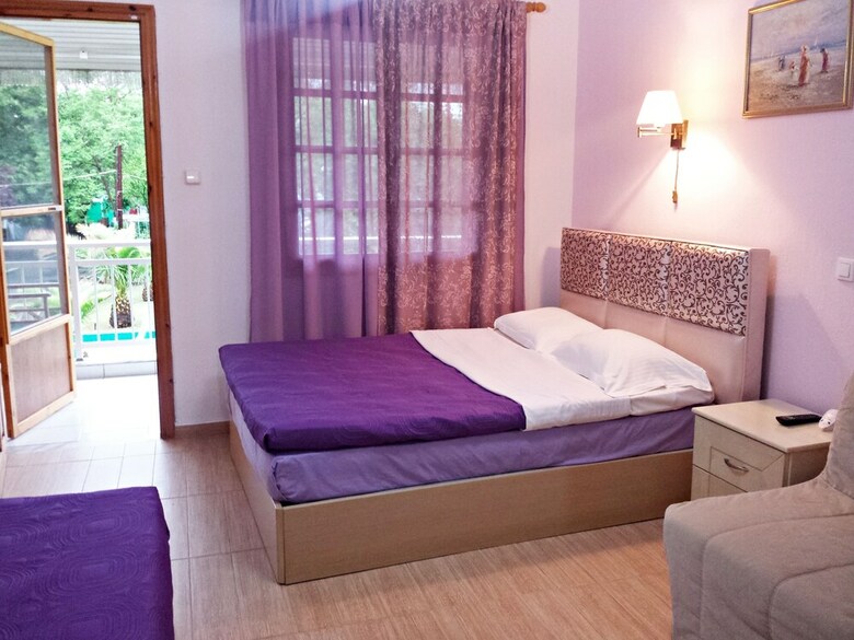 Studios & Apartments Efrosini