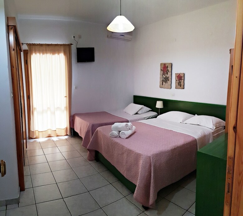 Studios & Apartments Efrosini
