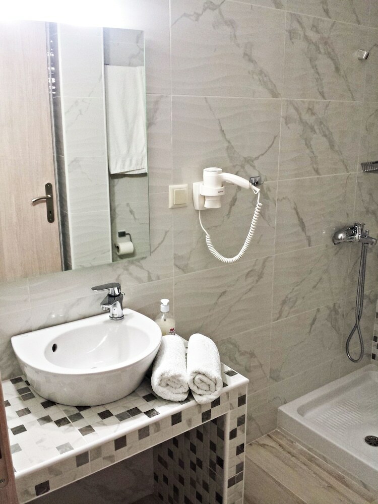 Studios & Apartments Efrosini