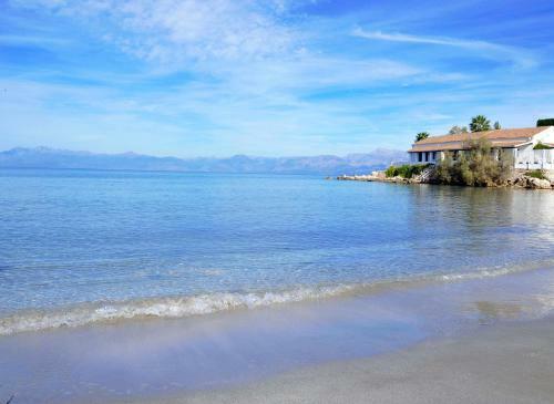 Neptune Sea House - Beachfront / Jacuzzi