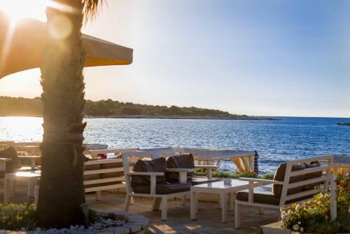 Neptune Sea House - Beachfront / Jacuzzi