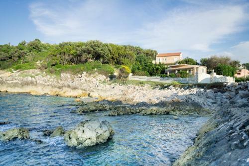 Neptune Sea House - Beachfront / Jacuzzi