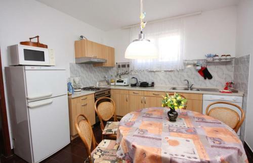 Apartments By The Sea Maslinica, Solta - 5212
