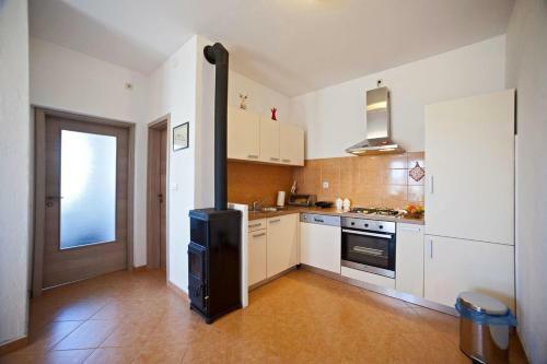 Apartments With A Parking Space Gornje Selo, Solta - 15545