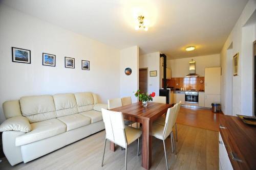 Apartments With A Parking Space Gornje Selo, Solta - 15545