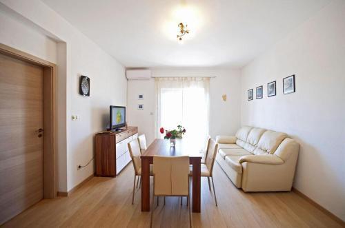 Apartments With A Parking Space Gornje Selo, Solta - 15545