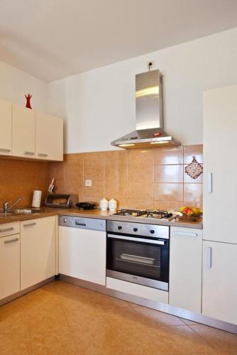 Apartments With A Parking Space Gornje Selo, Solta - 15545