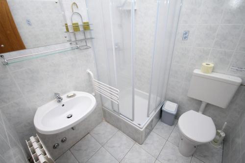 Hostal Rooms With A Parking Space Gornje Selo, Solta - 5170