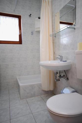 Hostal Rooms With A Parking Space Gornje Selo, Solta - 5170
