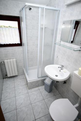Hostal Rooms With A Parking Space Gornje Selo, Solta - 5170