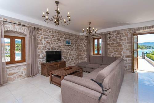 Villa Loviste Paradise