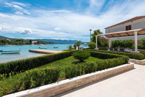 Villa Loviste Paradise