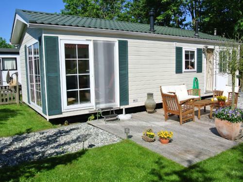 Charming Chalet In Goedereede With Open Area