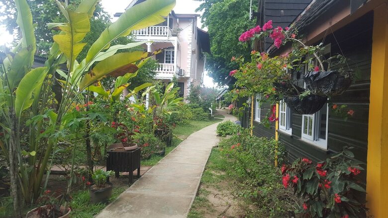 Bed & Breakfast Firefly Beach Cottages And Suites