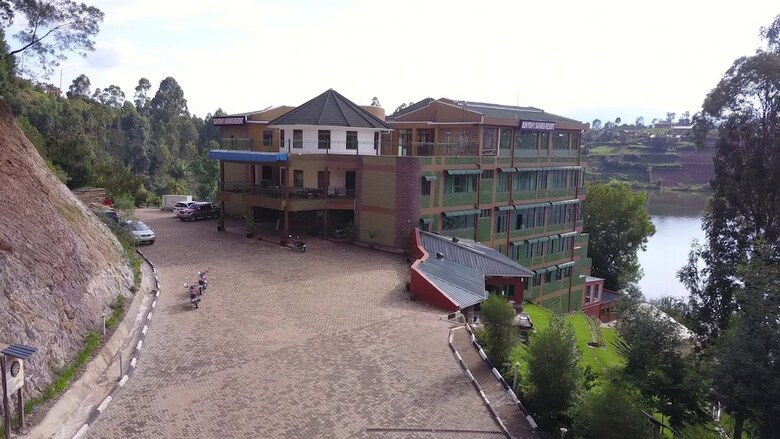 Hotel Bunyonyi Safaris Resort