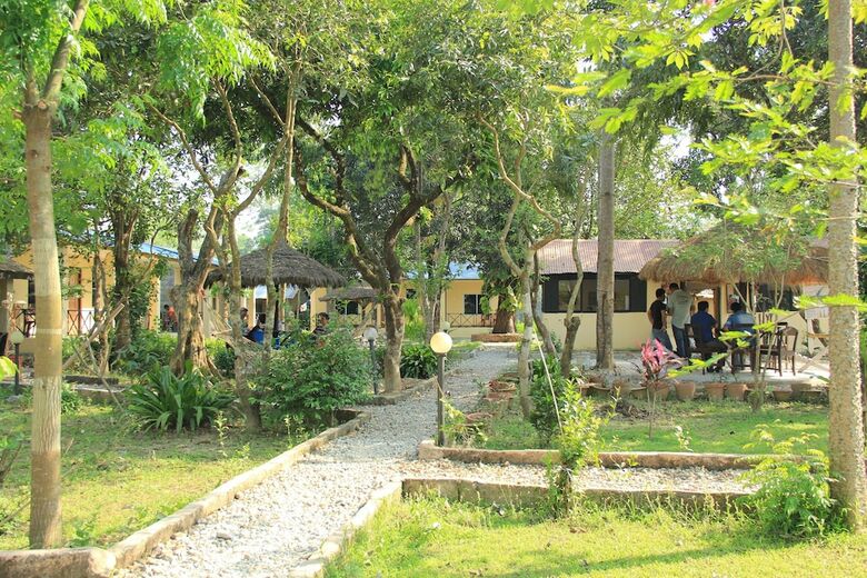 Hotel Chitwan Safari Camp & Lodge