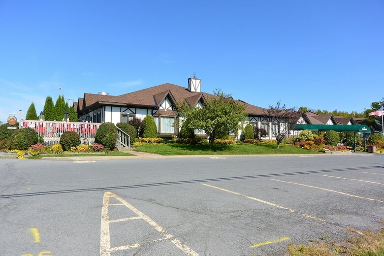 Hotel Mcintosh Country Inn & Conference Centre In Canada