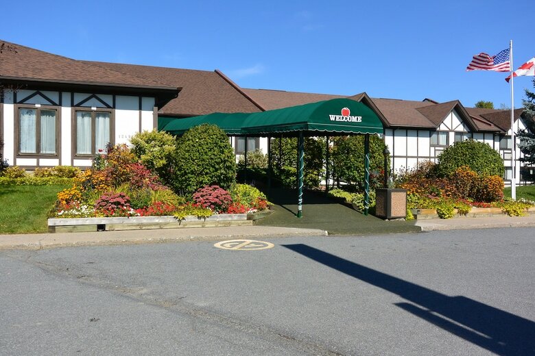 Hotel Mcintosh Country Inn & Conference Centre In Canada