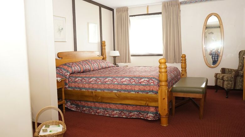 Hotel Mcintosh Country Inn & Conference Centre In Canada