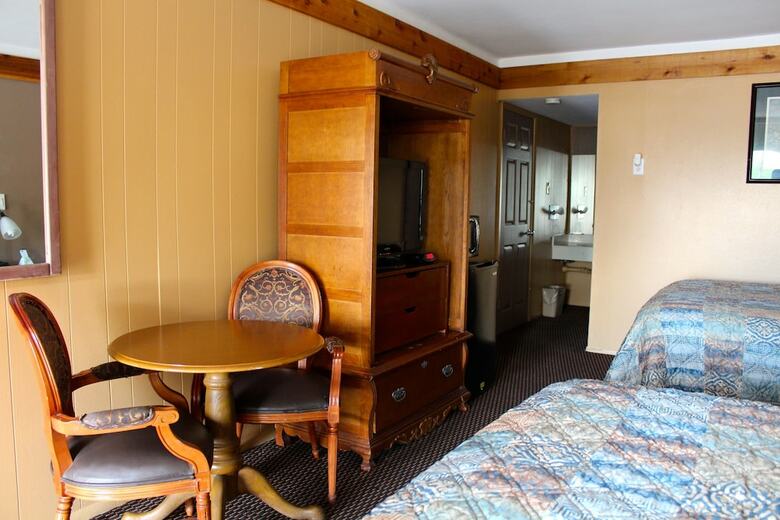 Motel Executive Inn And Suites