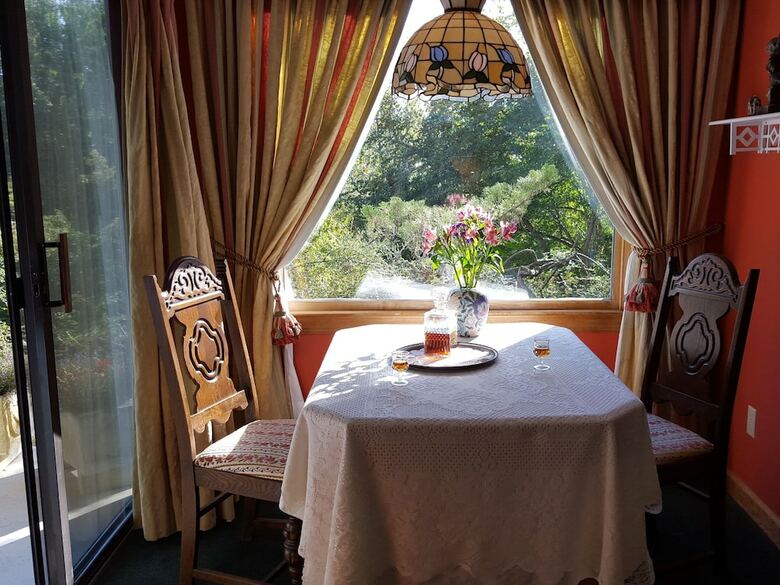 Innisfree Bed & Breakfast By-the-lake