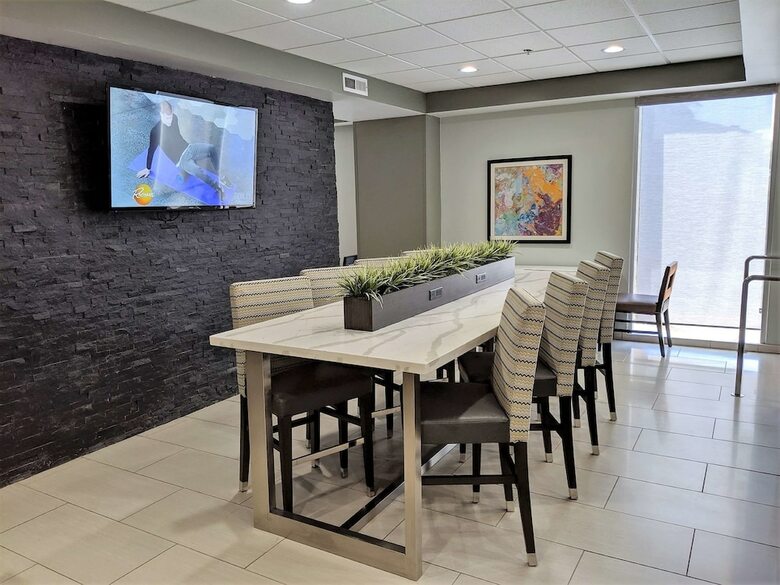 Best Western Plus Commerce Hotel