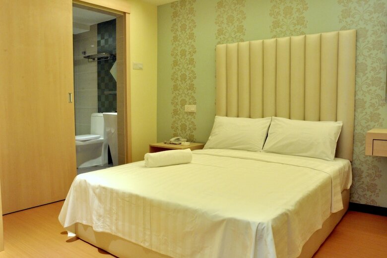 Ease Hotel