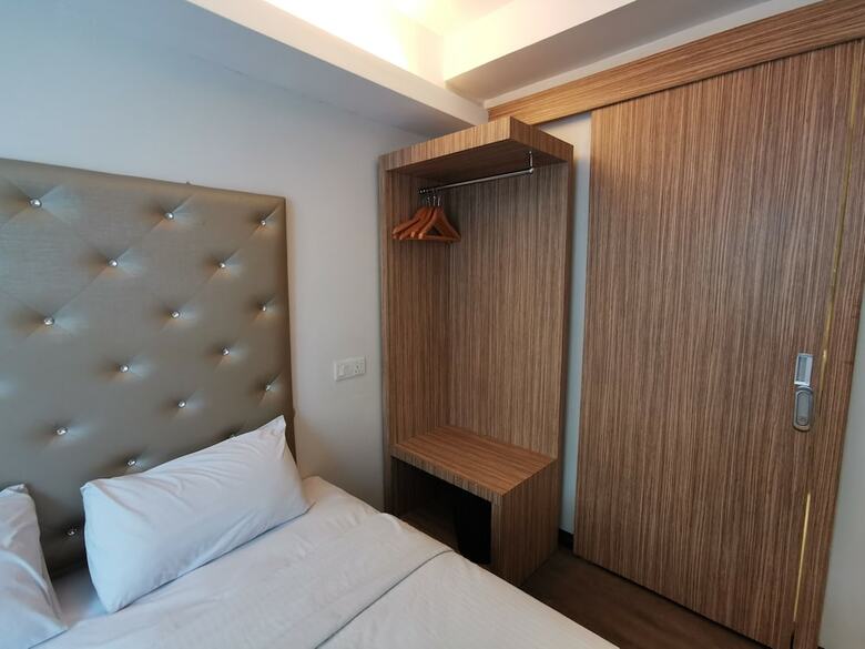 Ease Hotel