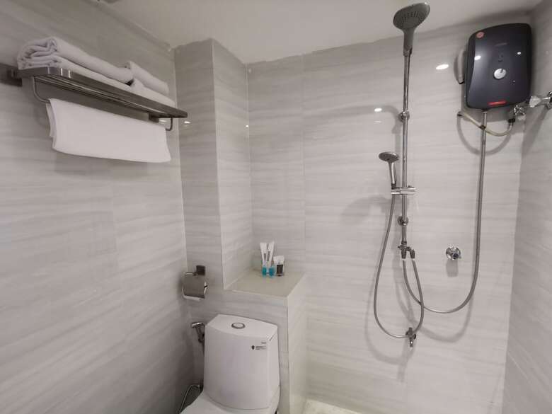 Ease Hotel