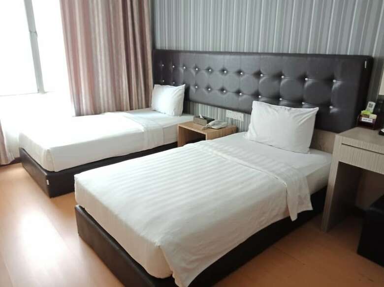 Ease Hotel