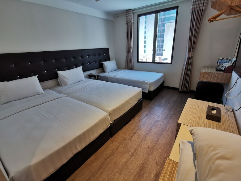 Ease Hotel