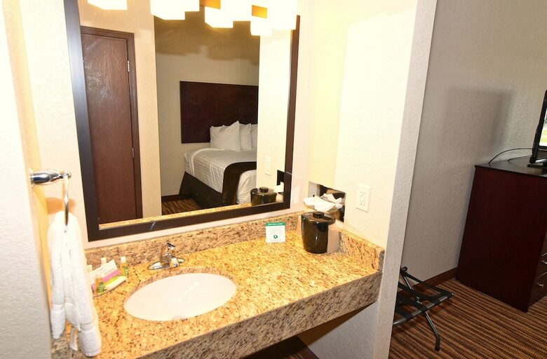 Hotel Cobblestone Inn & Suites - Clarion