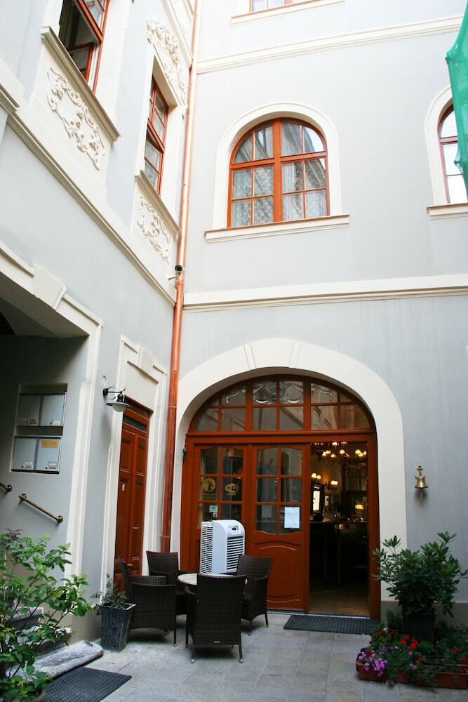 Hotel U Zlateho Jelena (Golden Deer)