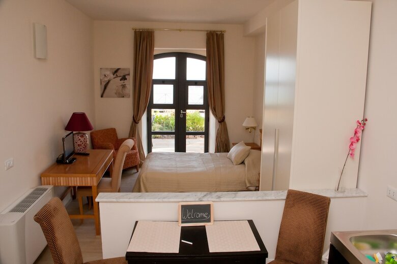Miramare Apartments & Suites