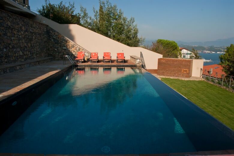 Miramare Apartments & Suites