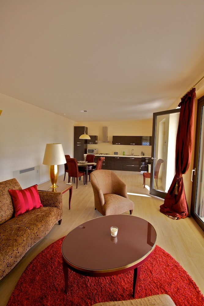 Miramare Apartments & Suites